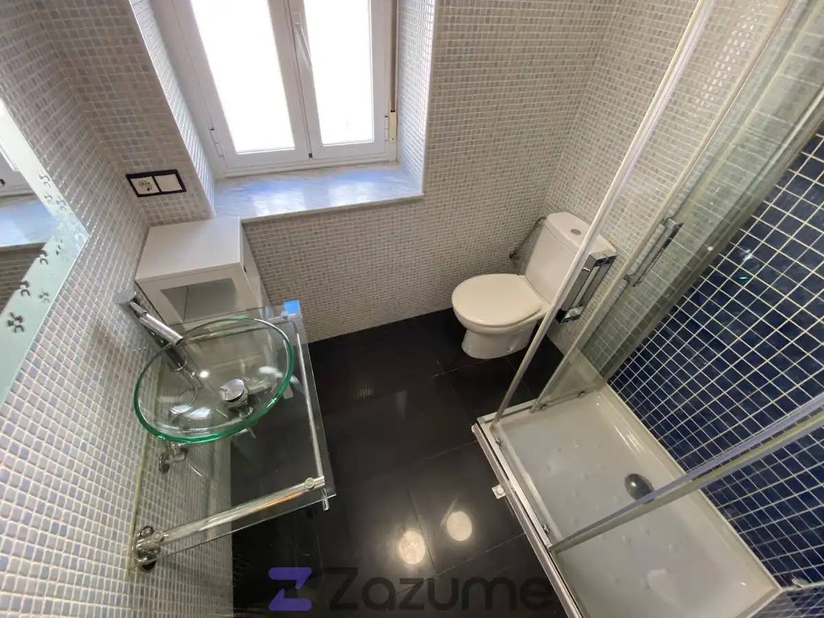 Bathroom of Flat for rent in Salamanca  with Heating, Furnished and Oven