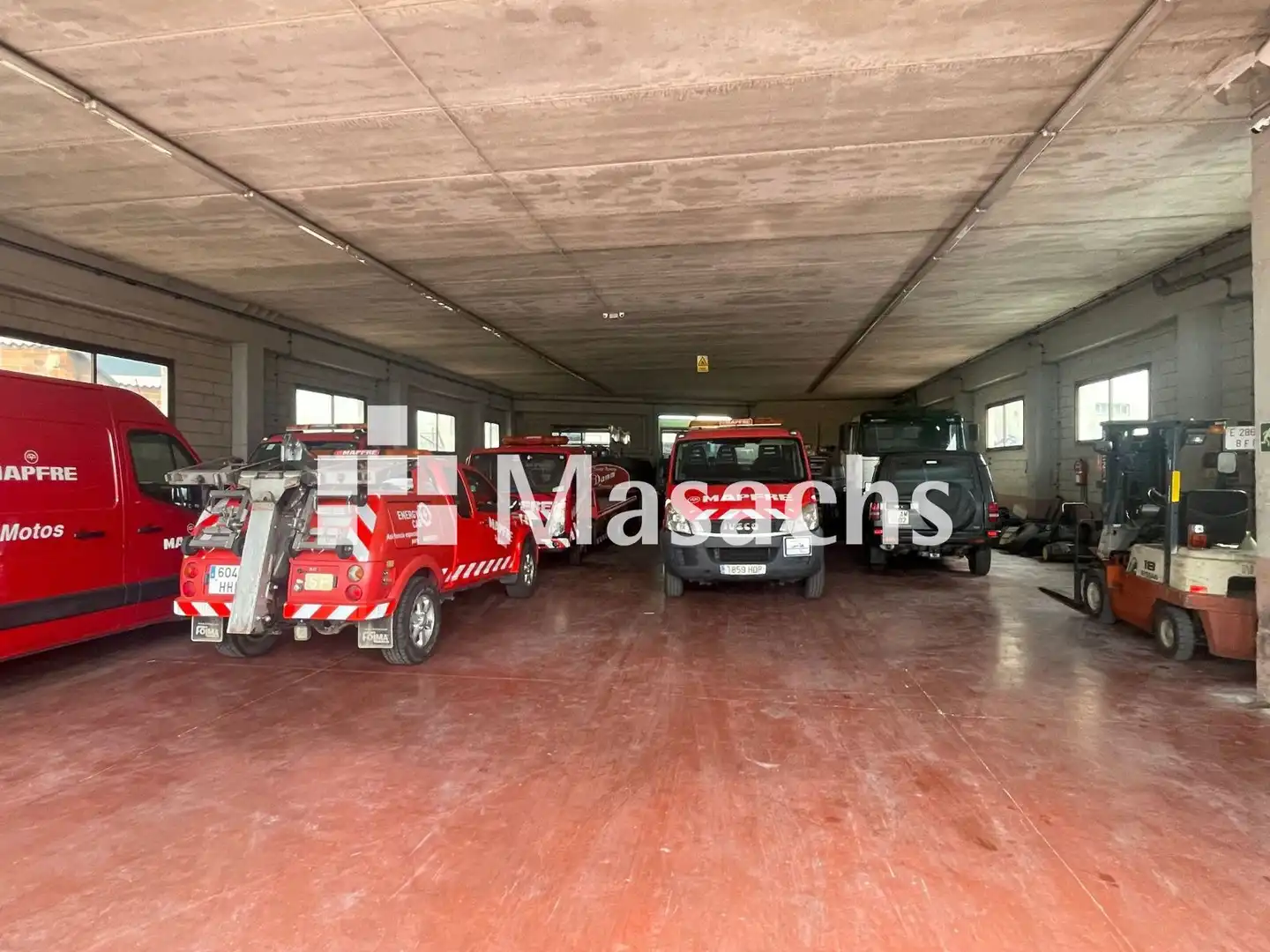 Parkplatz von Fabrikhallen zur Miete in Terrassa