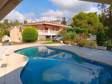 Xalet amb piscina en venda a Urbanitzacions
