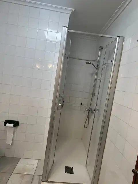 Badezimmer von Wohnung zum Verkauf in Santander mit Heizung, Abstellraum und Ofen