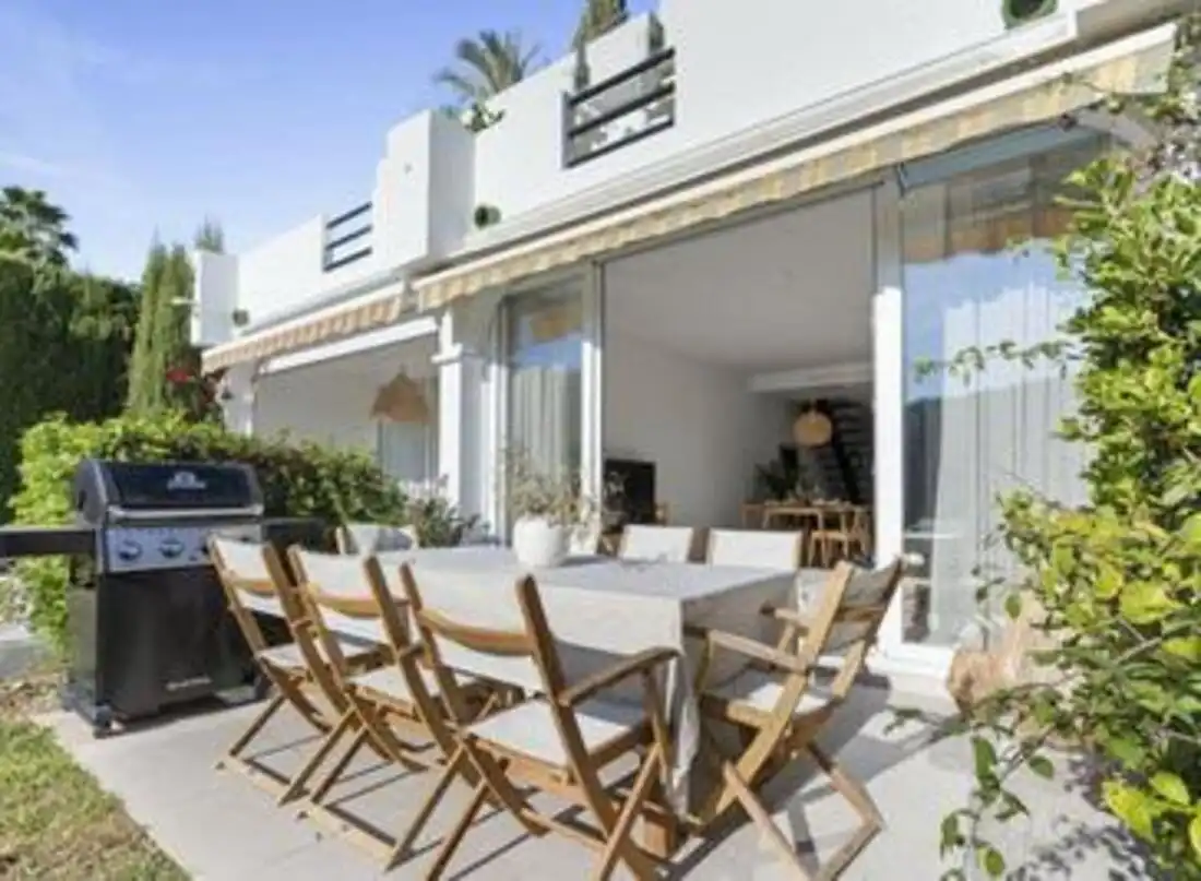 Terrasse von Einfamilien-Reihenhaus zum Verkauf in Marbella mit Klimaanlage, Terrasse und Balkon
