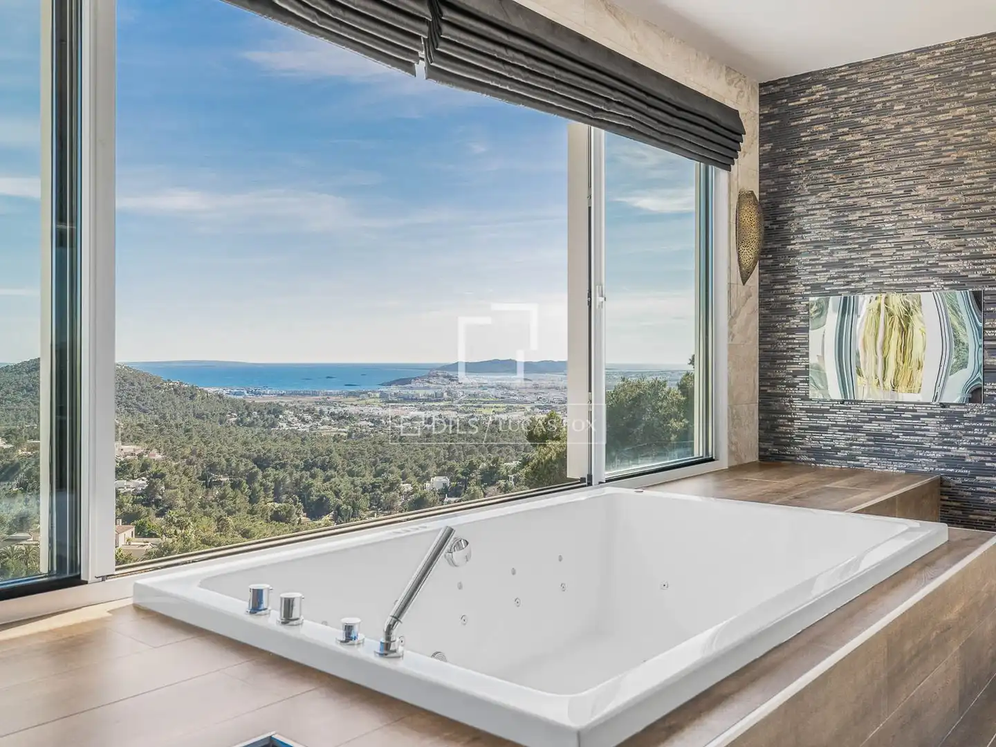 Bathroom of Houses for sale in Santa Eulària des Riu  with Air Conditioner, Heating and Private garden