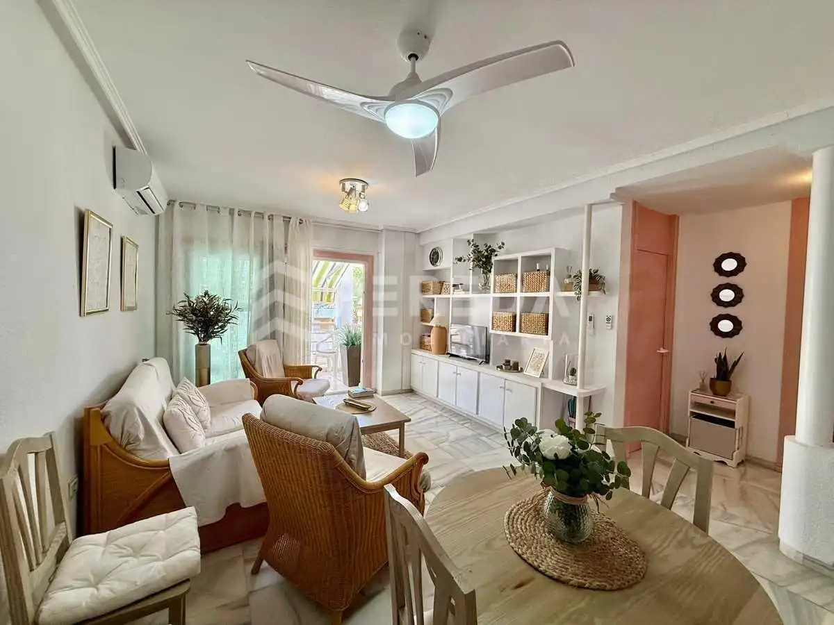 Sala de estar de Apartamento en venta en Roquetas de Mar con Aire acondicionado, Terraza y Amueblado