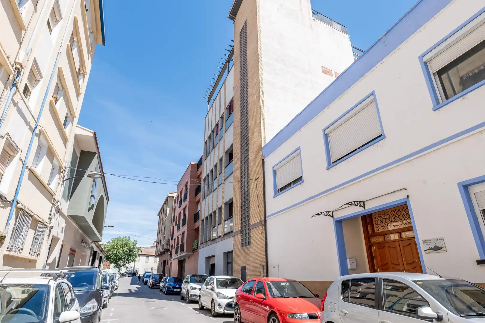 Vista exterior de Edifici en venda en Barbastro