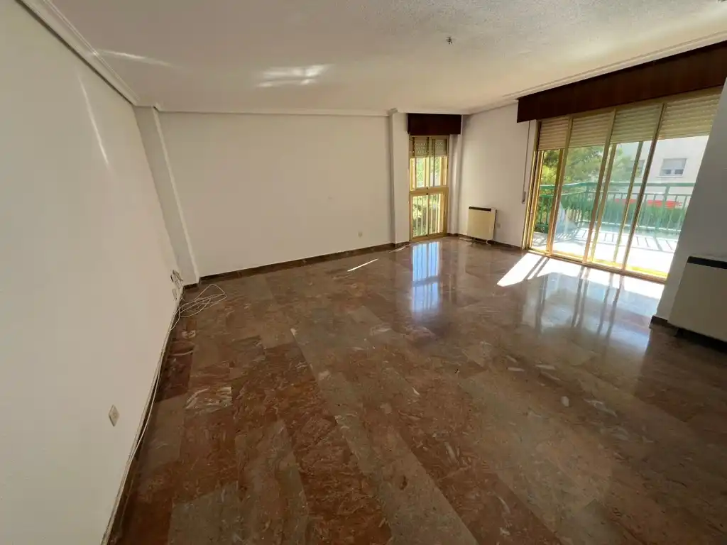 Sala d'estar de Pis en venda en Jaén amb Calefacció, Balcó i Piscina comunitària