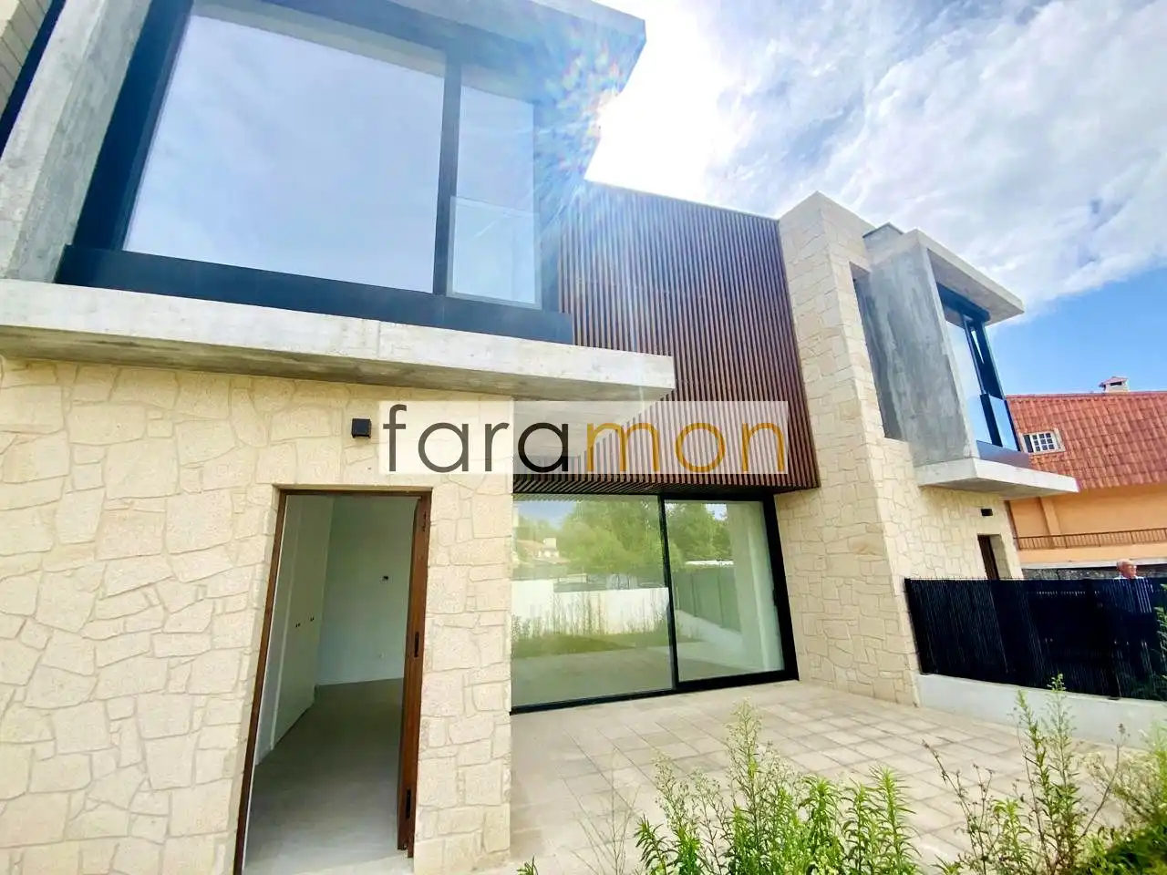 Vista exterior de Casa adosada en venta en Nigrán con Calefacción, Jardín privado y Terraza