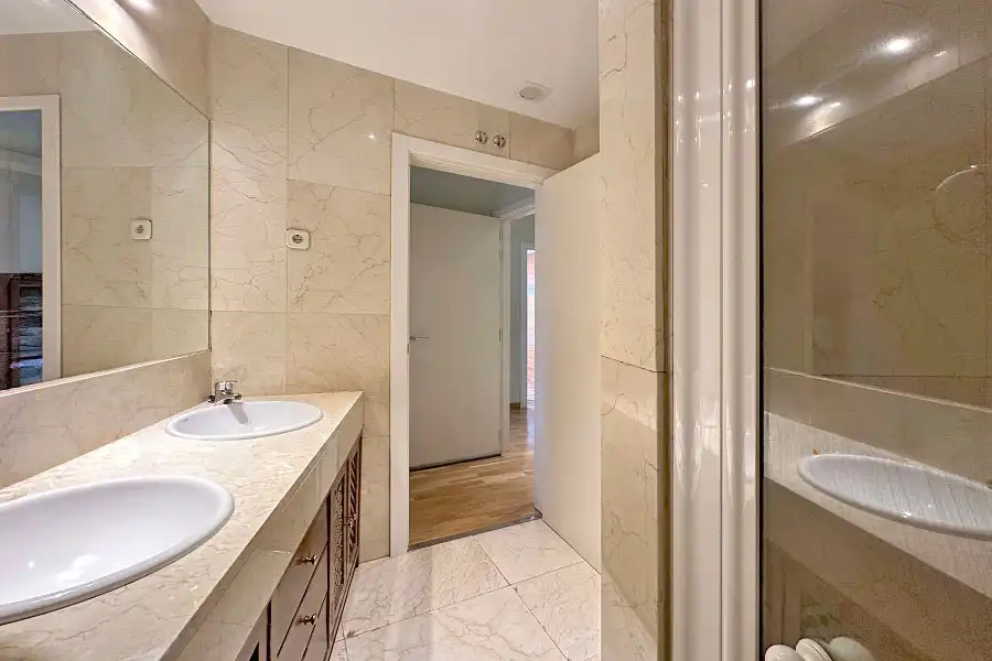 Baño de Dúplex en venta en Torrelodones con Calefacción, Parquet y Horno