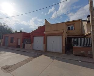 Vista exterior de Casa adosada en venda en Villafranca de los Caballeros amb Jardí privat i Traster