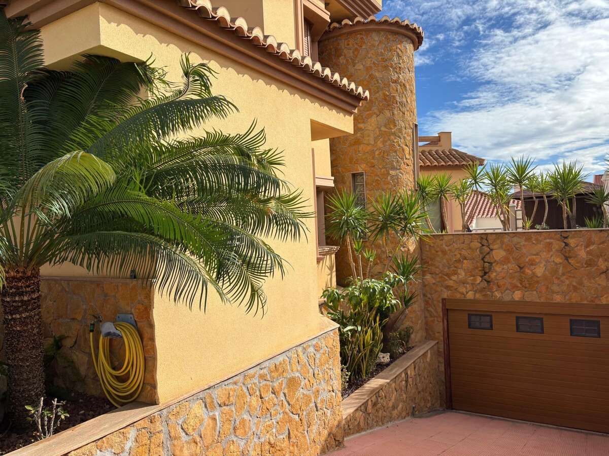 Vista exterior de Casa o xalet en venda en Roquetas de Mar amb Aire condicionat, Jardí privat i Terrassa