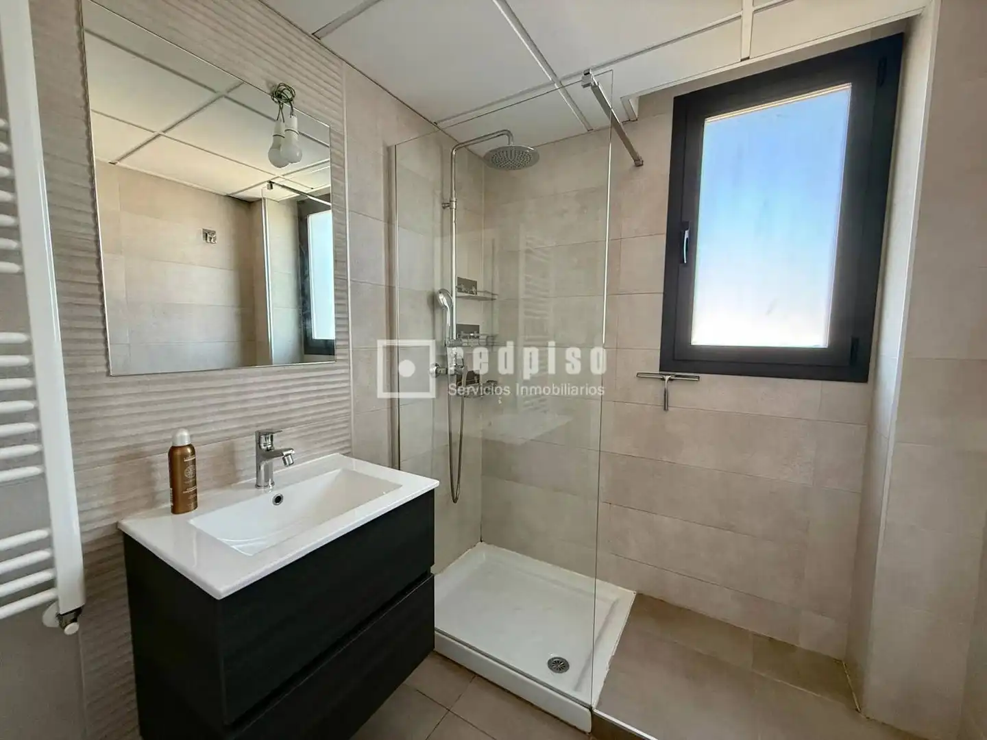 Badezimmer von Dachboden zur Miete in Madrid mit Heizung, Terrasse und Abstellraum