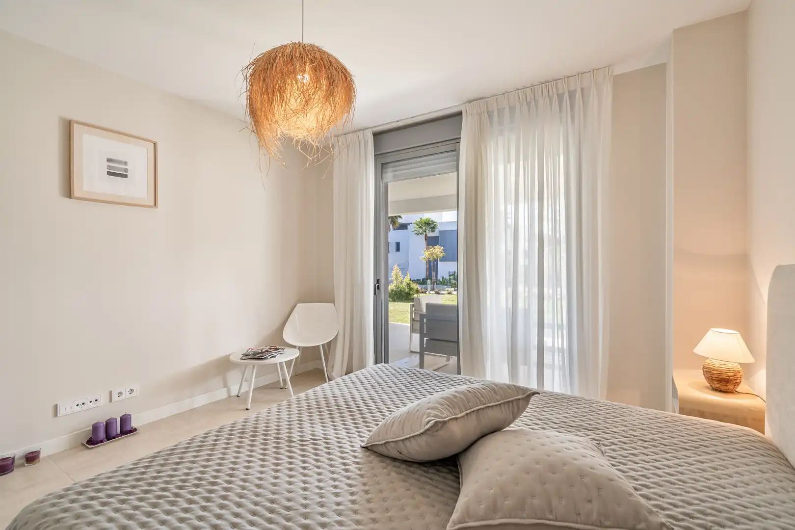 Schlafzimmer von Erdgeschoss zum Verkauf in Estepona mit Klimaanlage, Terrasse und Schwimmbad