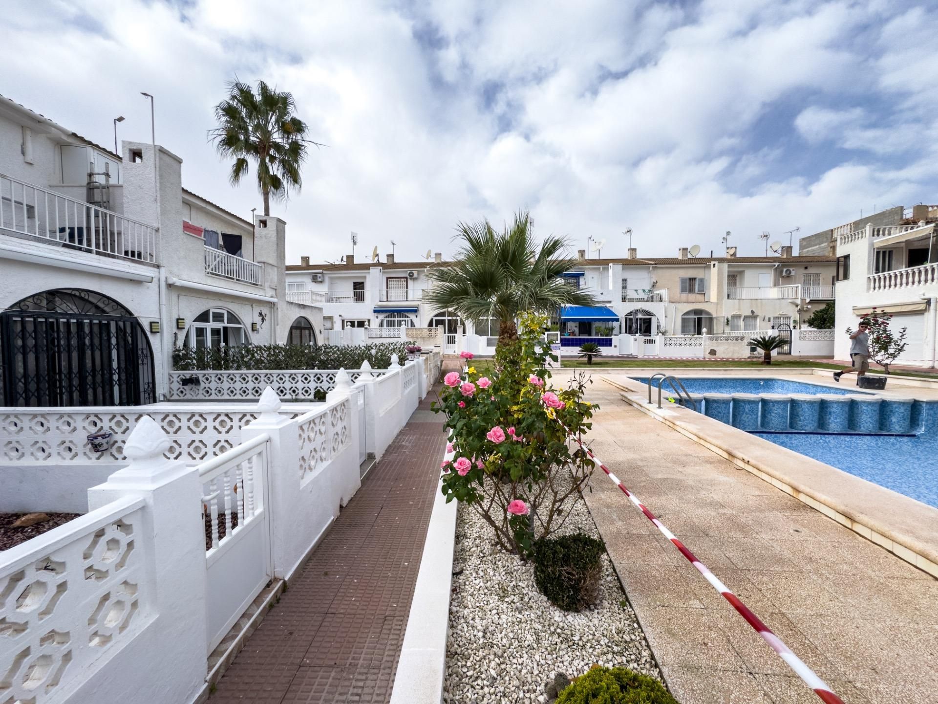 Vista exterior de Casa adosada en venda en Torrevieja amb Aire condicionat, Terrassa i Moblat