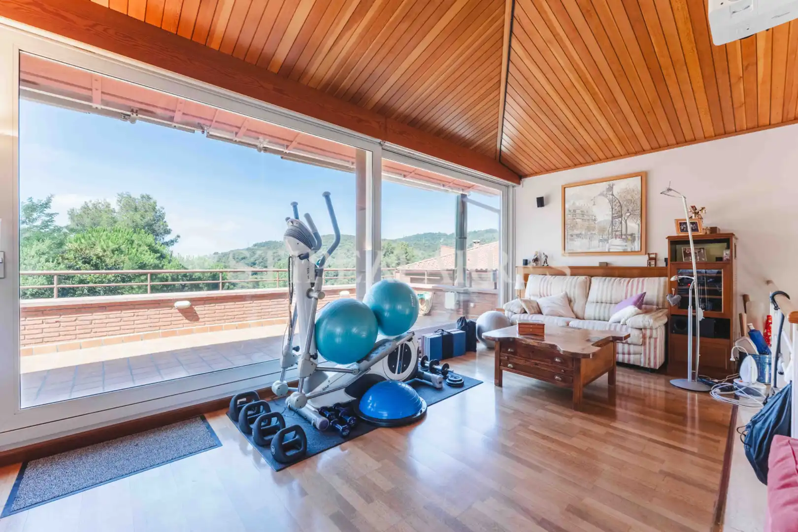 Wohnzimmer von Haus oder Chalet zum Verkauf in Barcelona mit Klimaanlage, Heizung und Privatgarten