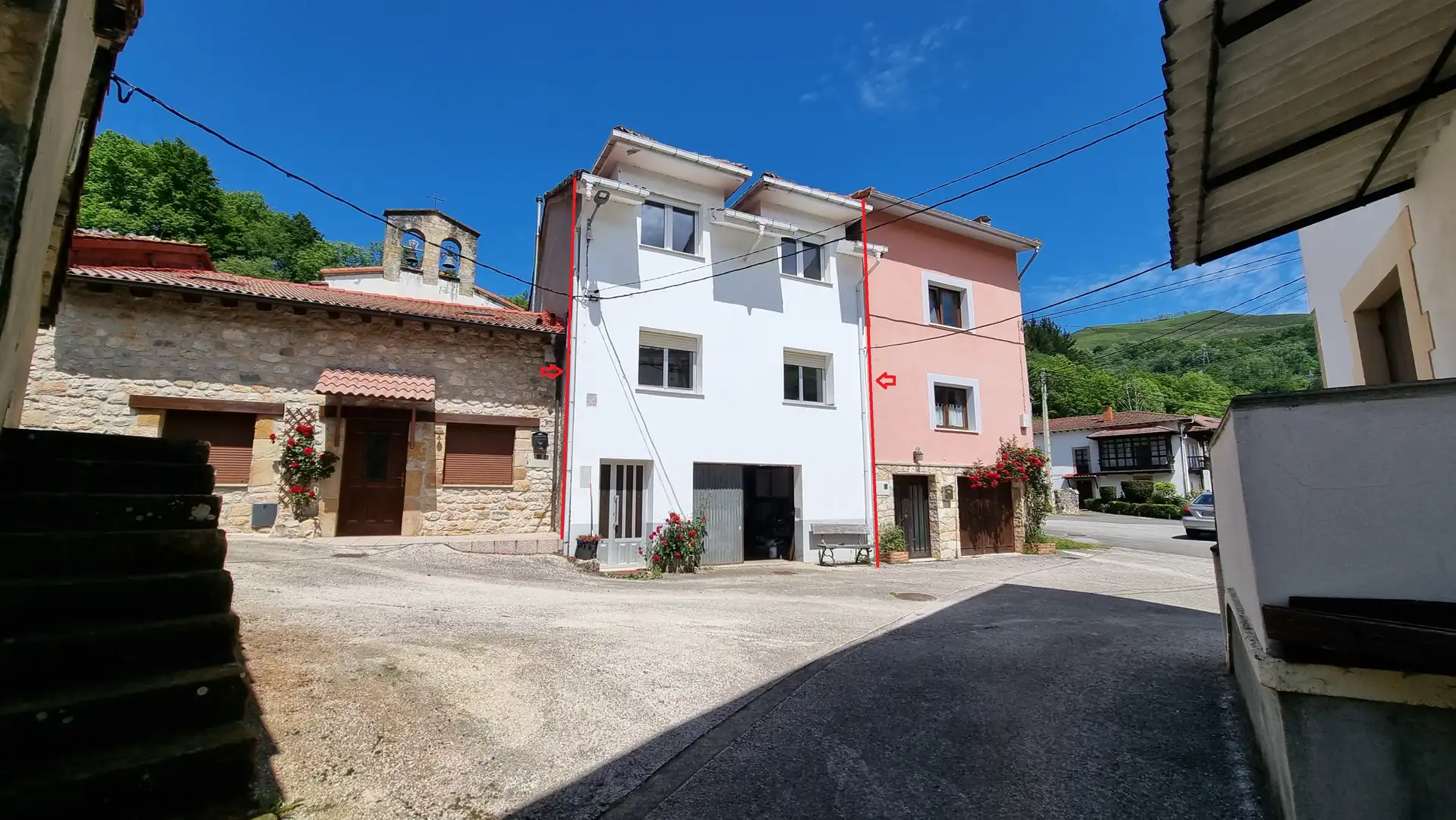 Vista exterior de Casa adosada en venda en Cabrales amb Calefacció i Moblat