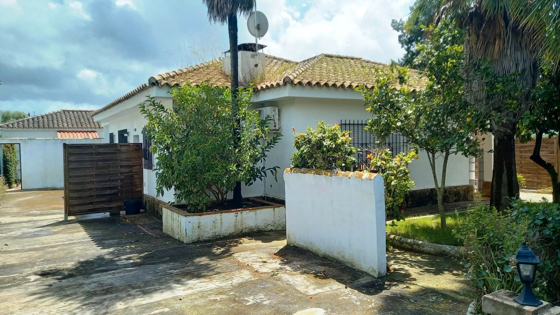Vista exterior de Casa o xalet en venda en El Puerto de Santa María amb Aire condicionat, Jardí privat i Terrassa