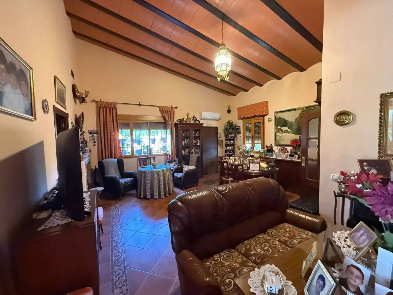 Sala d'estar de Casa o xalet en venda en La Rinconada amb Aire condicionat, Jardí privat i Terrassa