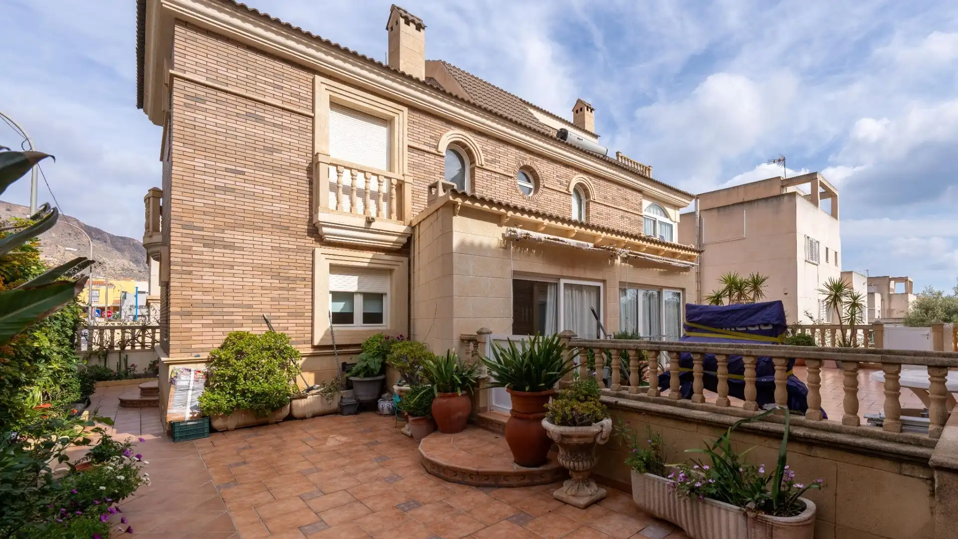 Vista exterior de Casa o xalet en venda en Roquetas de Mar amb Aire condicionat, Jardí privat i Terrassa