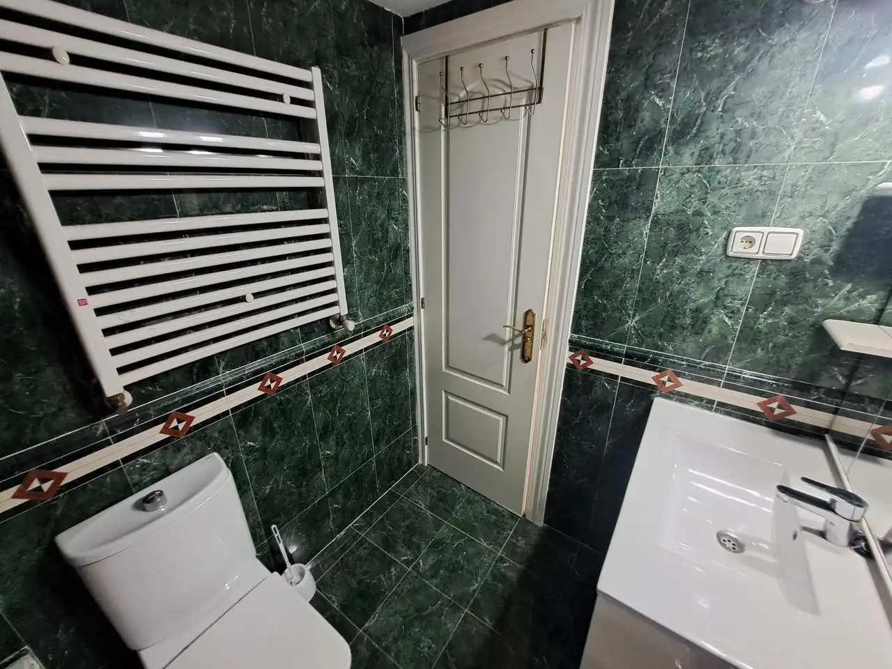 Baño de Apartamento de alquiler en Zaragoza con Aire acondicionado, Calefacción y Parquet