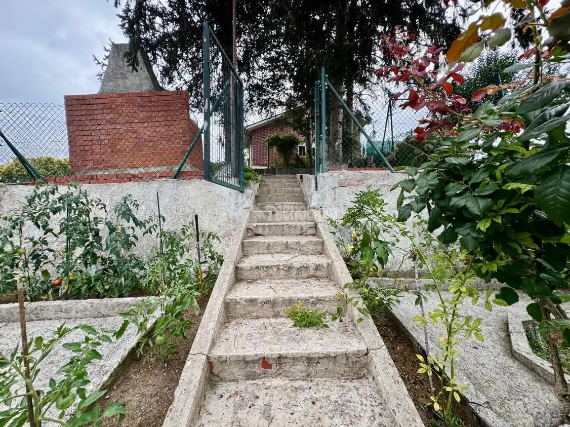 Vista exterior de Casa o xalet en venda en El Astillero   amb Calefacció, Parquet i Terrassa
