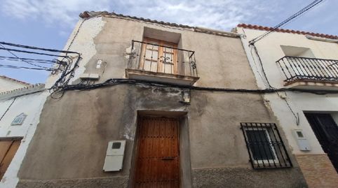 Vivienda unifamiliar adosada en Calle Real 19, Nacimiento Almería. Construida en 1965, se distribuye en dos plantas con una superf
