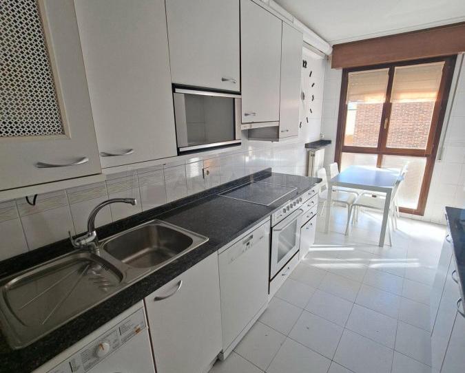 Photo 1 of Flat for sale in Calle Portal de Castilla, Ariznabarra, Araba - Álava