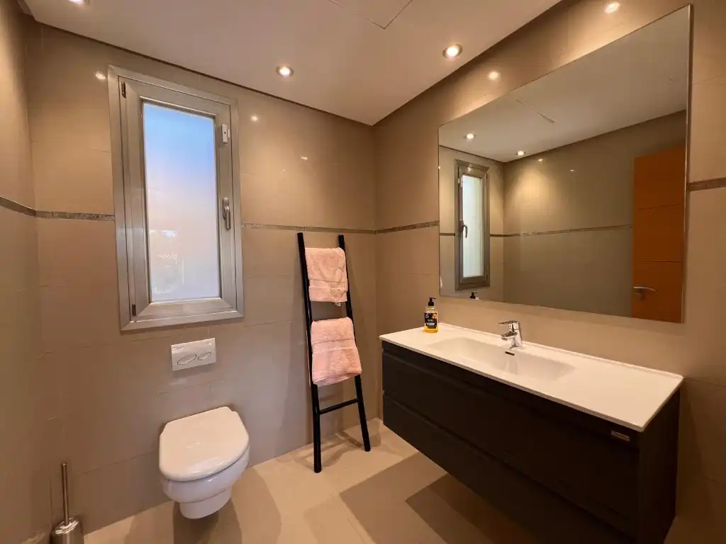 Badezimmer von Einfamilien-Reihenhaus zur Miete in Cala Vinyes