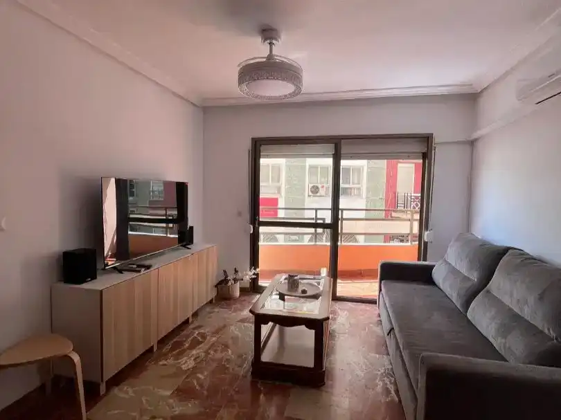 Sala d'estar de Pis per a compartir en Algeciras amb Parquet, Moblat i Balcó