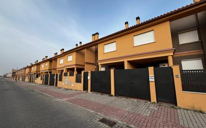 Vista exterior de Casa o xalet en venda en Parla amb Terrassa