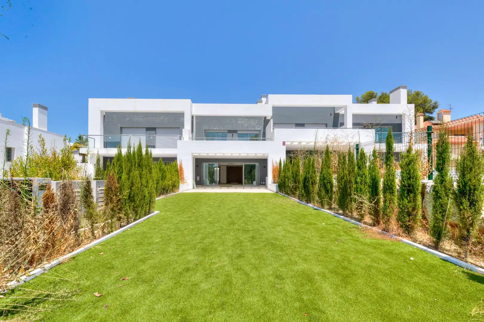 Vista exterior de Casa adosada en venta en Marbella con Aire acondicionado, Calefacción y Jardín privado