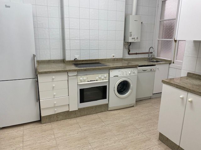 Cuina de Pis de lloguer en Oviedo  amb Calefacció i Parquet