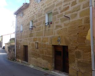 Vista exterior de Finca rústica en venda en Briones amb Jardí privat, Traster i Moblat