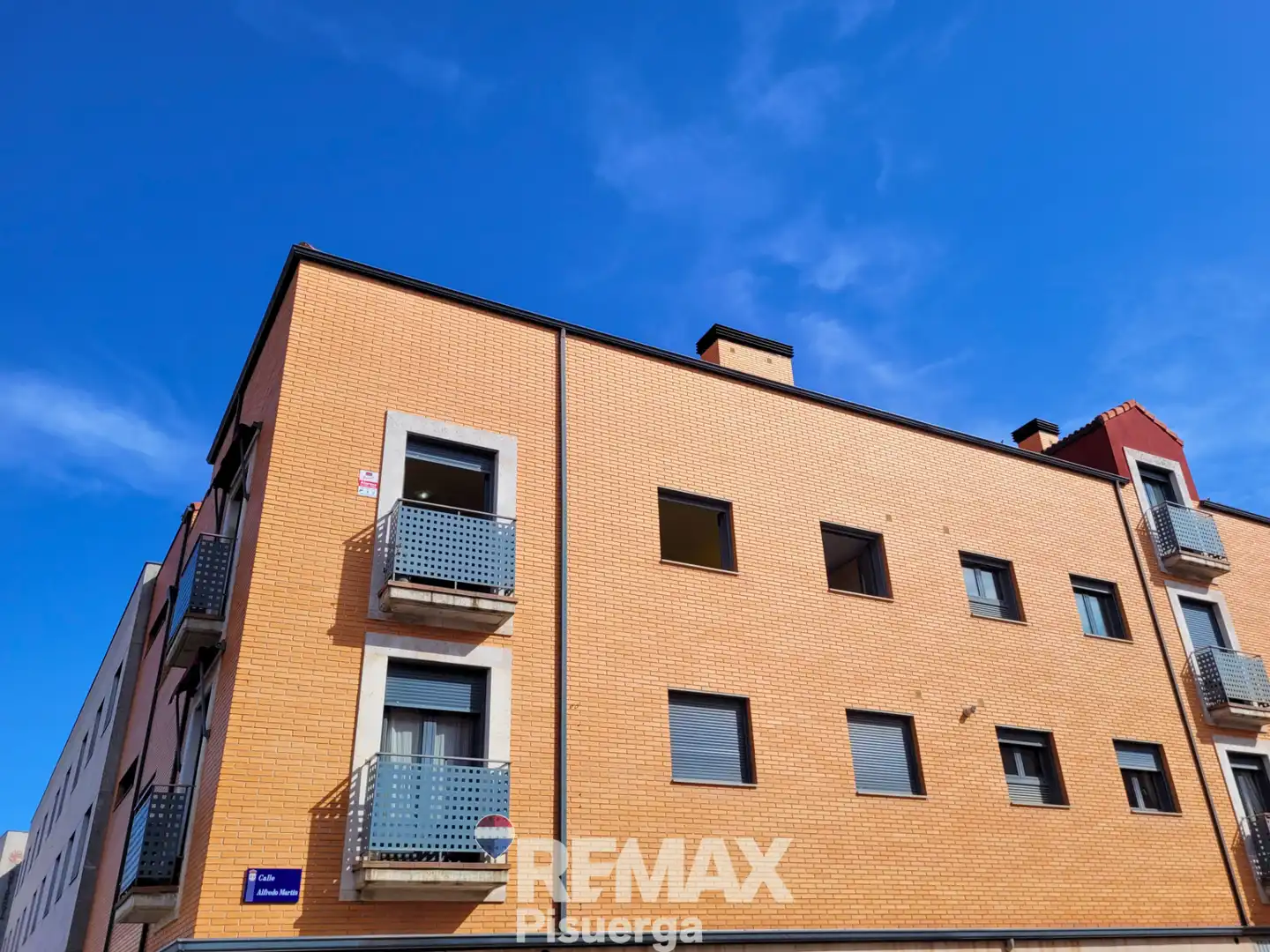 Außenansicht von Wohnung zum Verkauf in Santovenia de Pisuerga mit Heizung, Abstellraum und Balkon