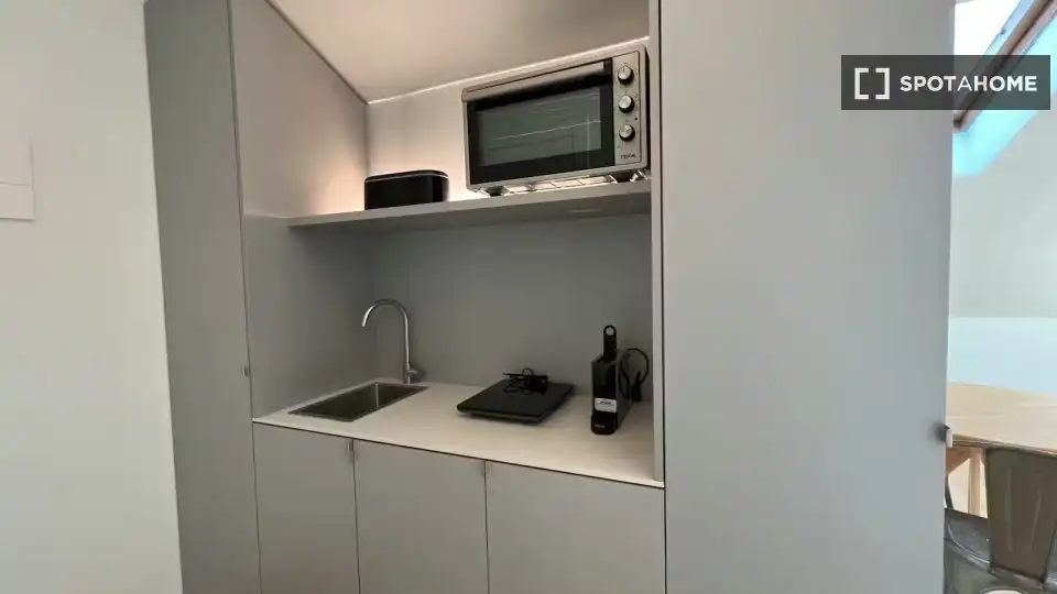 Cuina de Pis de lloguer en Madrid amb Aire condicionat, Calefacció i Moblat