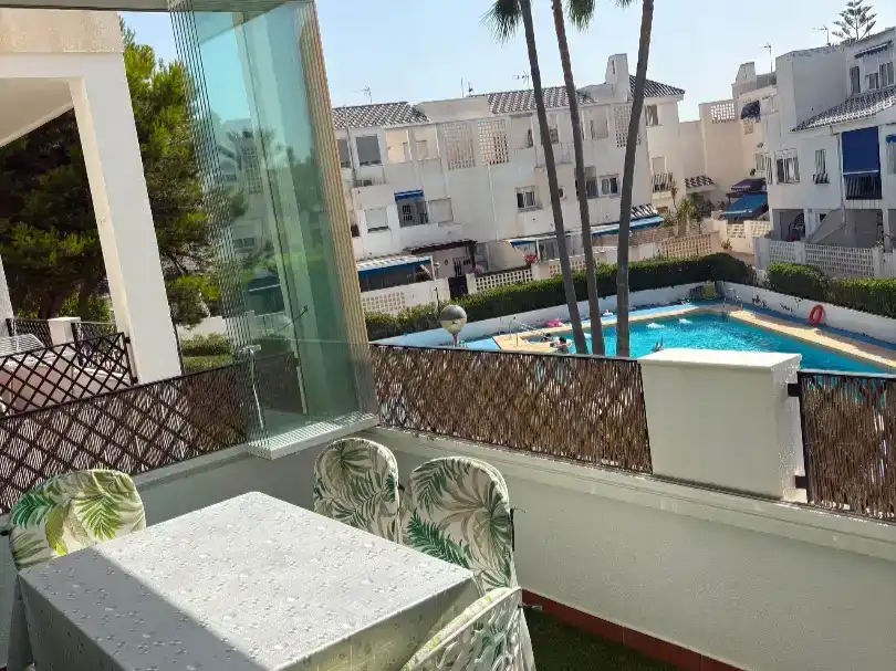 Terrasse von Wohnung zur Miete in  Almería Capital mit Klimaanlage, Schwimmbad und Balkon