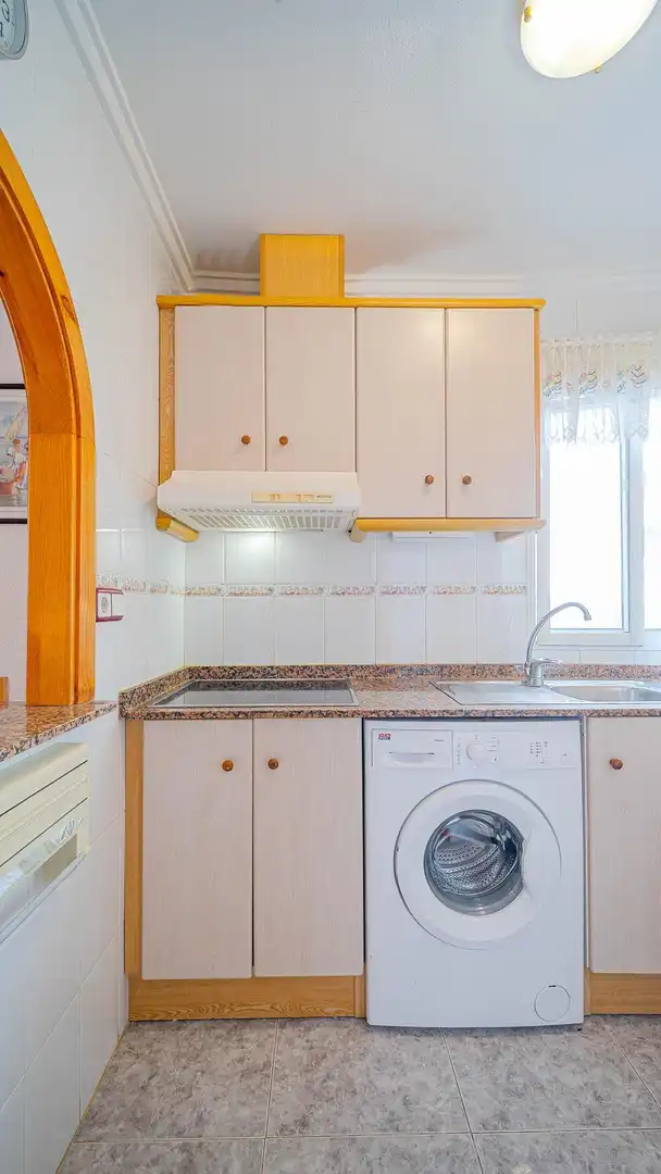 Cuina de Apartament en venda en Torrevieja amb Aire condicionat, Terrassa i Moblat