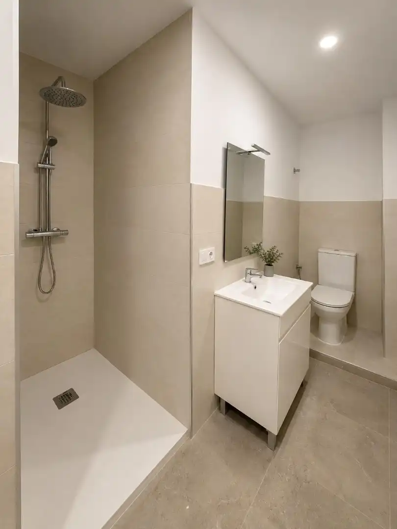 Baño de Estudio en venta en Badalona con Parquet, Horno y Alarma