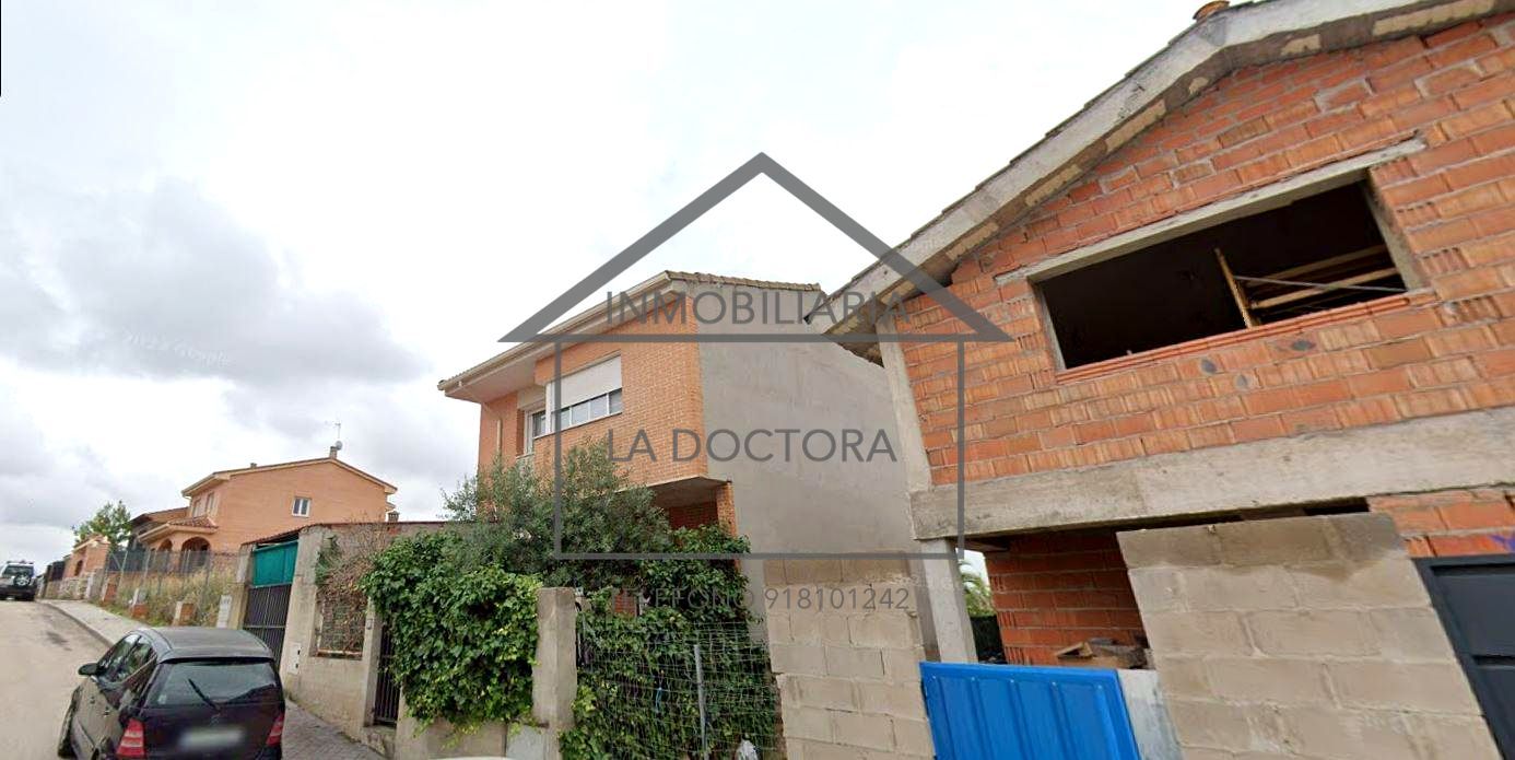 Vista exterior de Casa o xalet en venda en Villanueva de Perales amb Jardí privat, Terrassa i Piscina