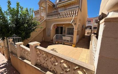 Vista exterior de Casa o xalet en venda en Torrevieja amb Aire condicionat