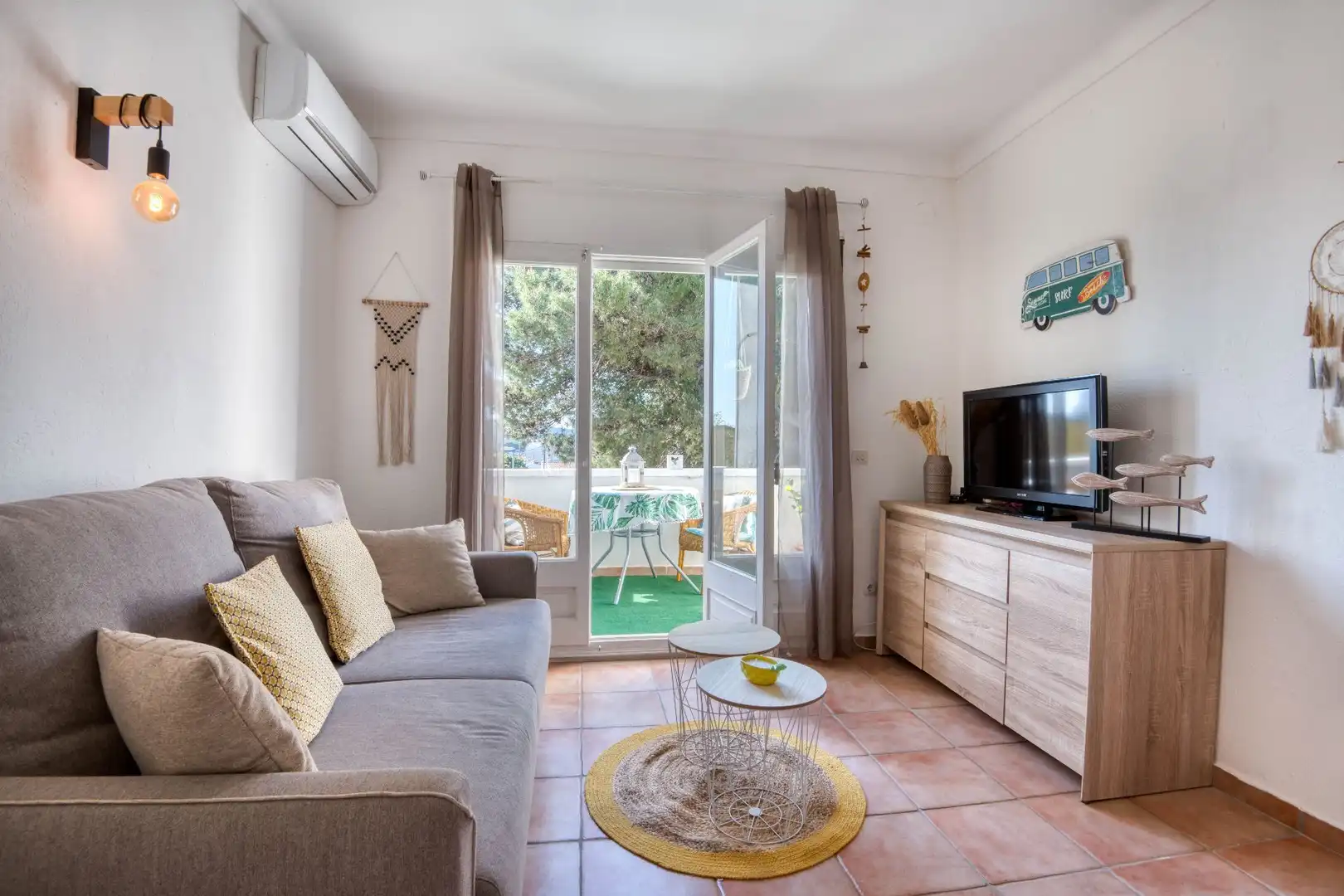 Sala de estar de Apartamento en venta en L'Escala con Aire acondicionado, Terraza y Amueblado