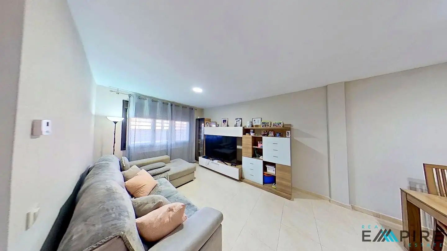 Sala d'estar de Casa adosada en venda en Noez amb Calefacció i Jardí privat
