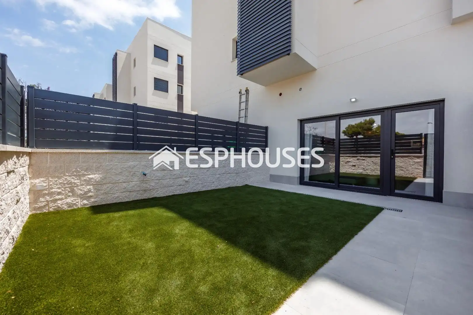 Vista exterior de Planta baixa en venda en Villajoyosa / La Vila Joiosa amb Aire condicionat, Terrassa i Balcó