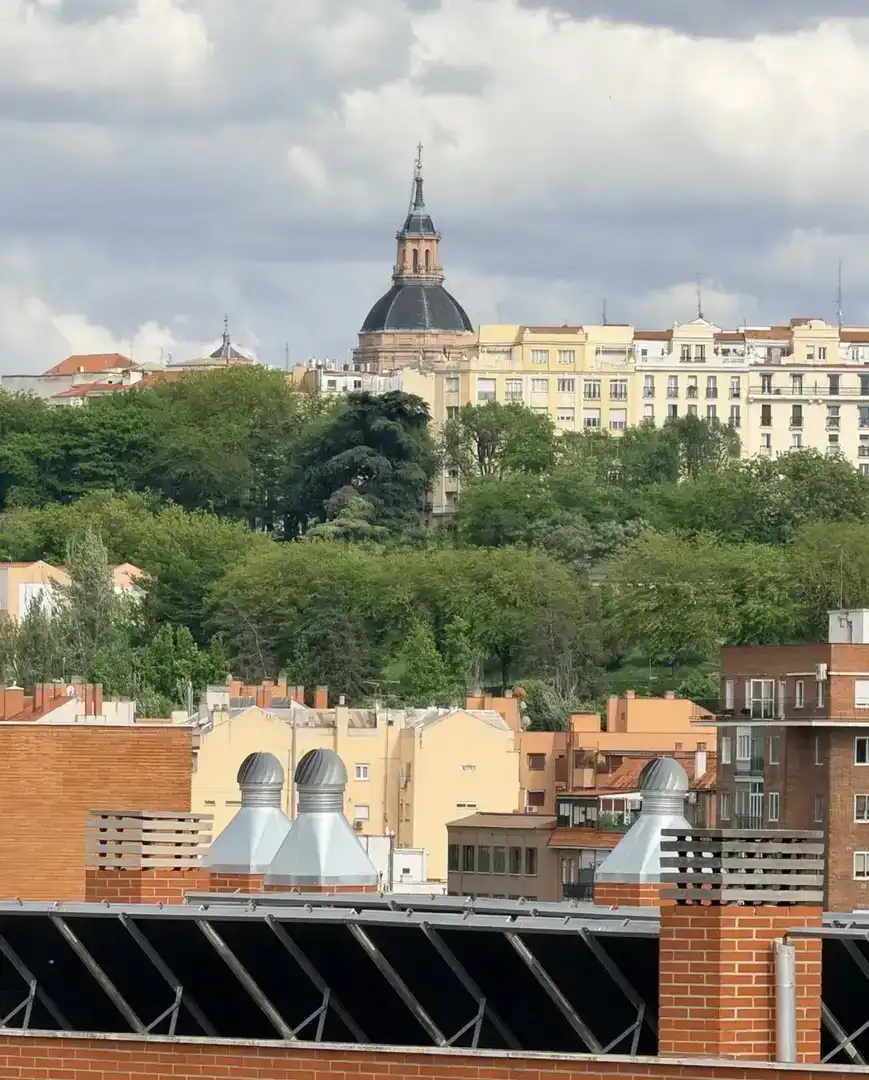 Außenansicht von Wohnung zur Miete in  Madrid Capital mit Klimaanlage und Balkon