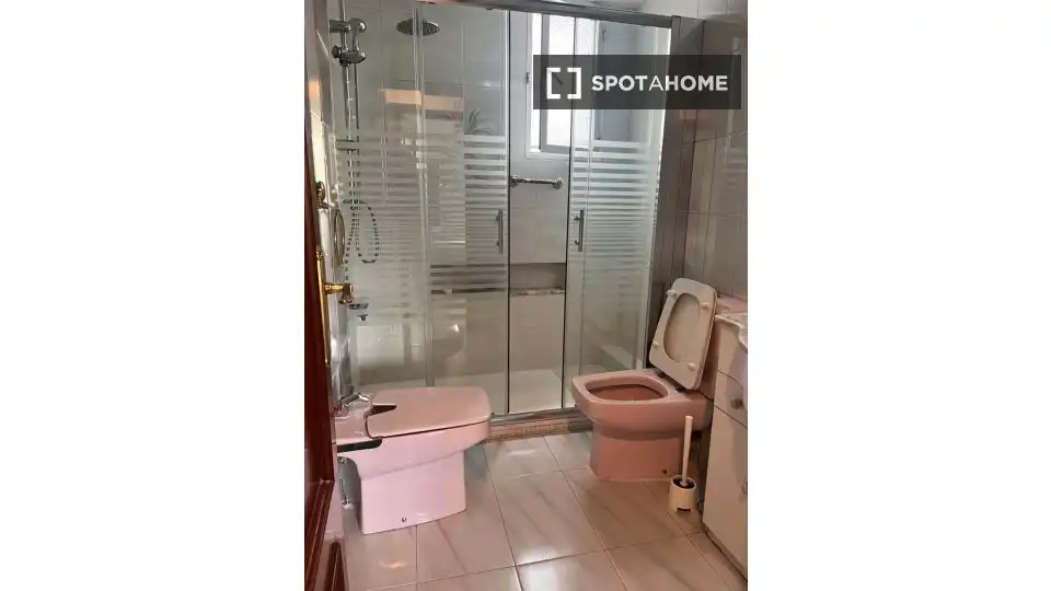 Badezimmer von Wohnung zur Miete in Madrid mit Klimaanlage, Heizung und Möbliert