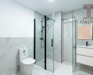 Bathroom of Apartment for sale in  Sevilla Capital  with Air Conditioner and Heating