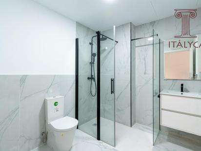 Bathroom of Apartment for sale in  Sevilla Capital  with Air Conditioner and Heating