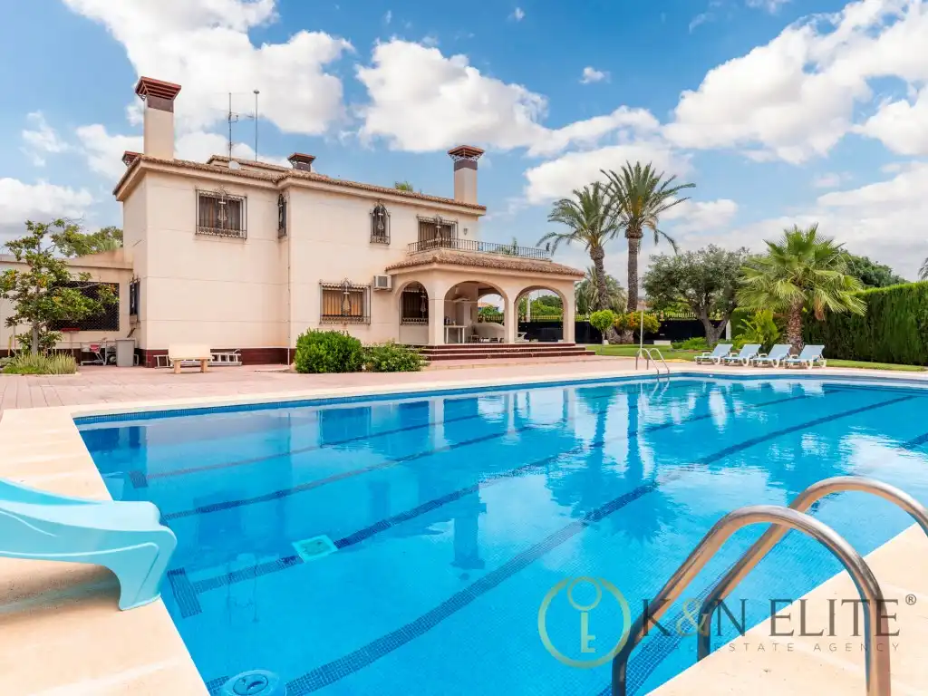Casa con piscina en venta en Partida Alzabaras Alto