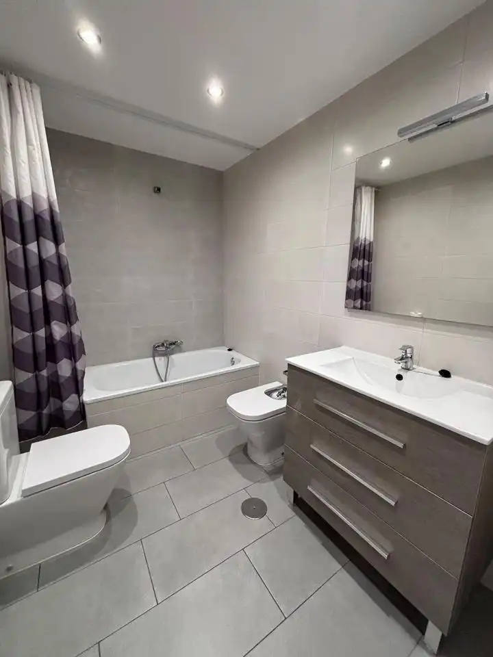 Badezimmer von Wohnung zur Miete in Gijón  mit Heizung und Möbliert