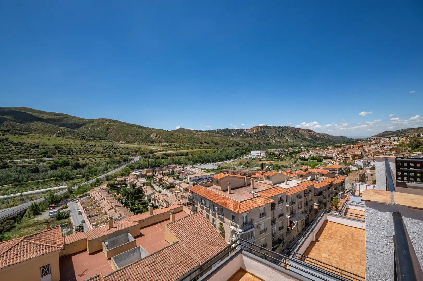 Vista exterior de Pis en venda en Cenes de la Vega amb Calefacció, Balcó i Piscina comunitària