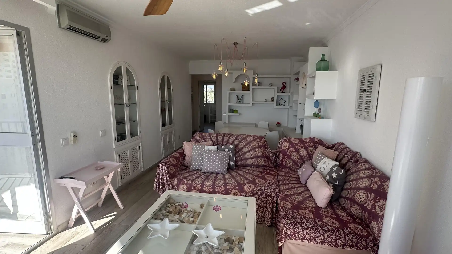 Sala d'estar de Apartament de lloguer en Fuengirola amb Jardí privat i Piscina comunitària