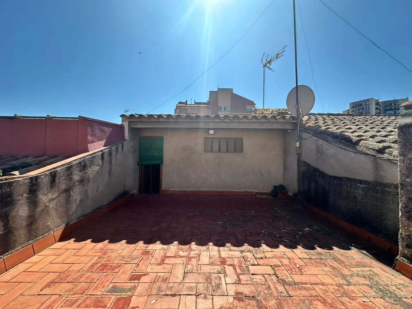 Vista exterior de Casa o xalet en venda en Rubí amb Calefacció, Terrassa i Balcó